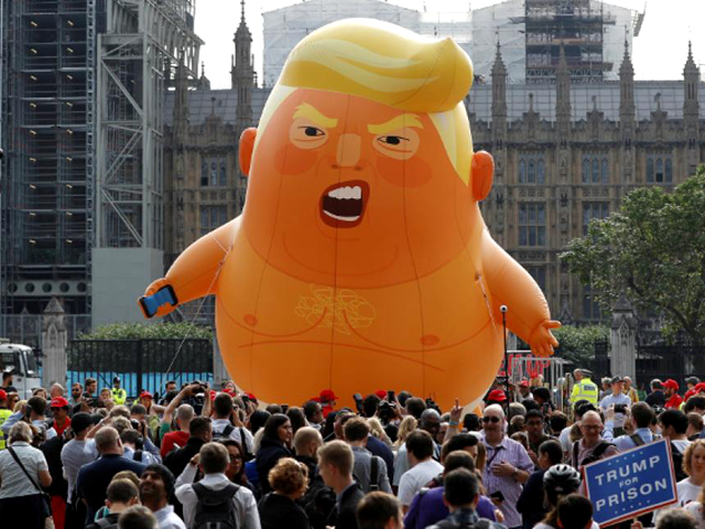 英国民众放飞“特朗普宝宝”气球，“迎接”美国总统来访