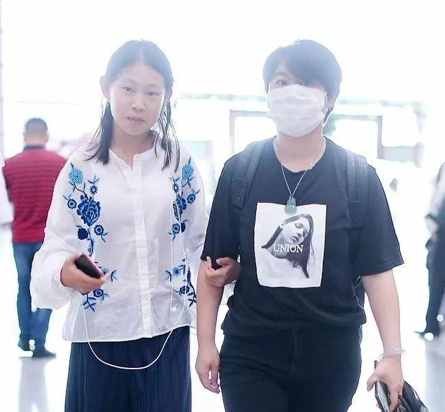 小沈阳12岁女儿近照曝光 和妈妈一样高惊艳十