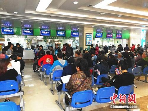 资料图:北医三院的发药窗口。<a target='_blank' href='http://www.chinanews.com/' >中新网</a>记者张尼摄 资料图:北医三院的发药窗口。<a target='_blank' href='http://www.chinanews.com/' >中新网</a>记者张尼摄