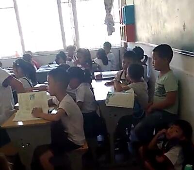 陕西小学一个班挤进70人 有学生蹲墙脚上课