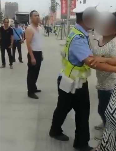 郑州警方回应“协警扇人耳光”：路人先挑衅辱骂