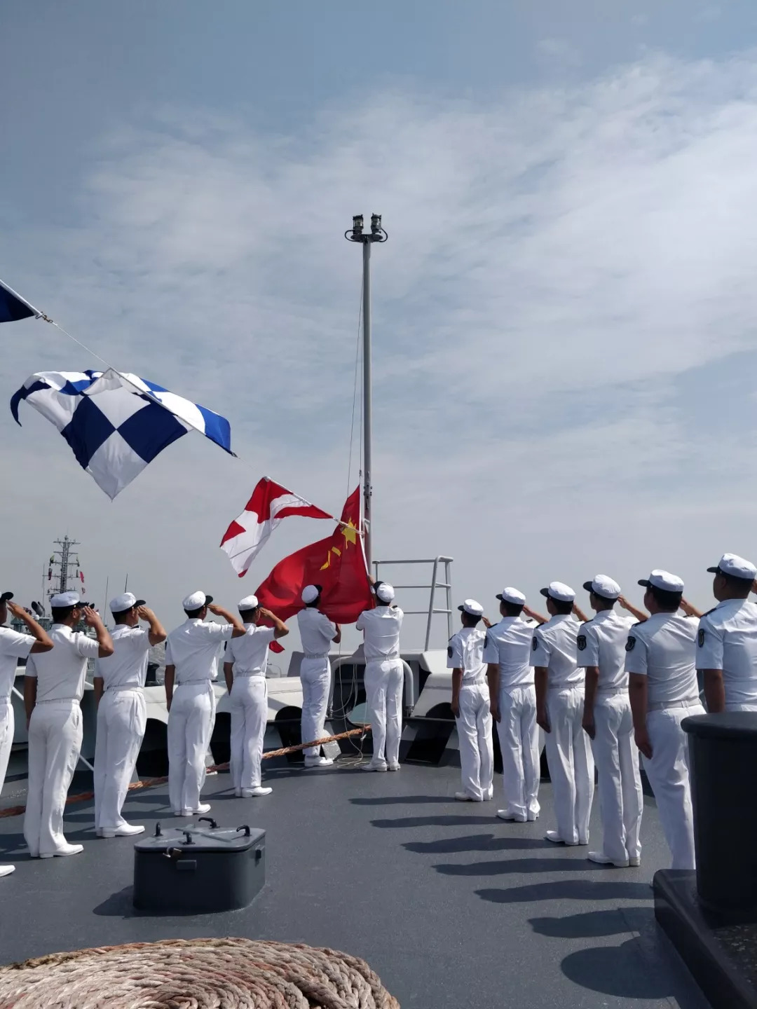 “中华补给第一舰”服役38年后光荣退役