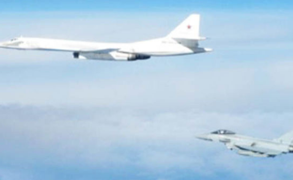 俄轰炸机逼近英国领空 英法战机紧急升空拦截