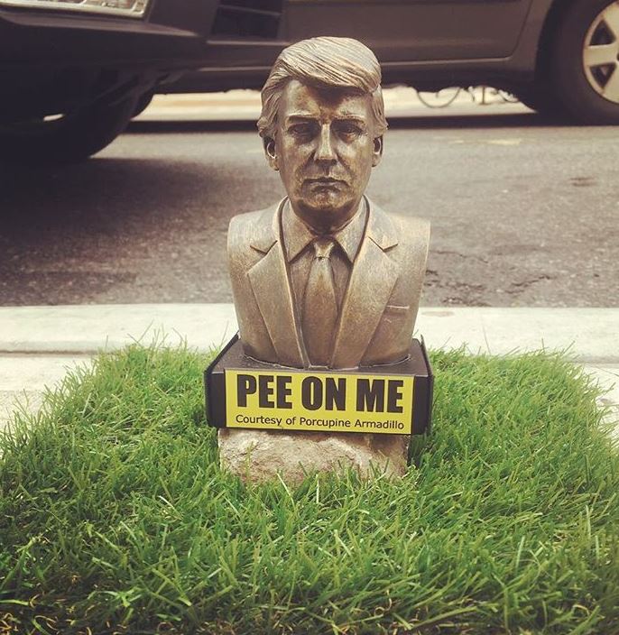 纽约街头现特朗普小雕像 贴字“向我撒尿”