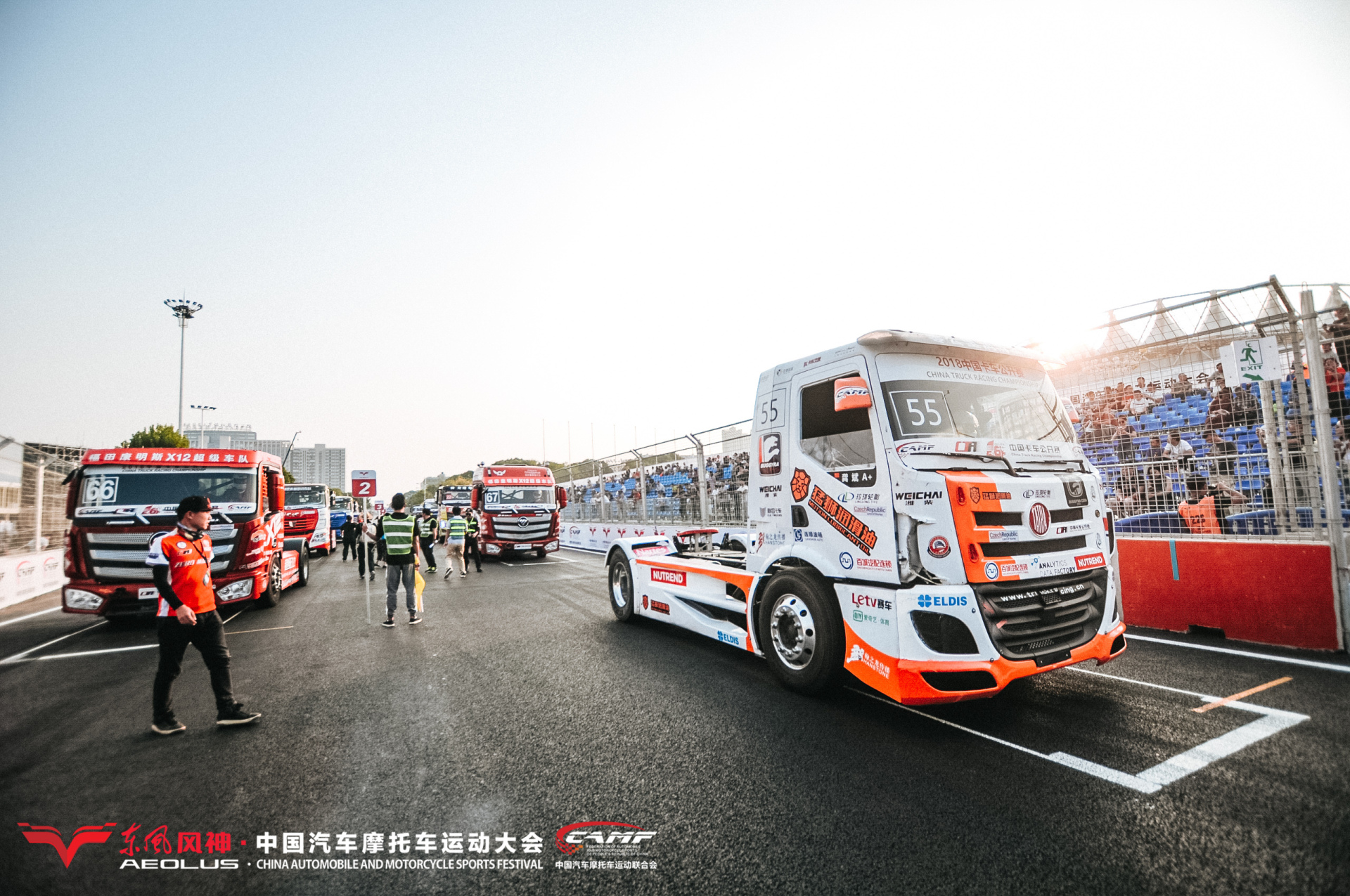 瞬间时速飙近150km 中国卡车公开赛武汉街头"狂飙追击