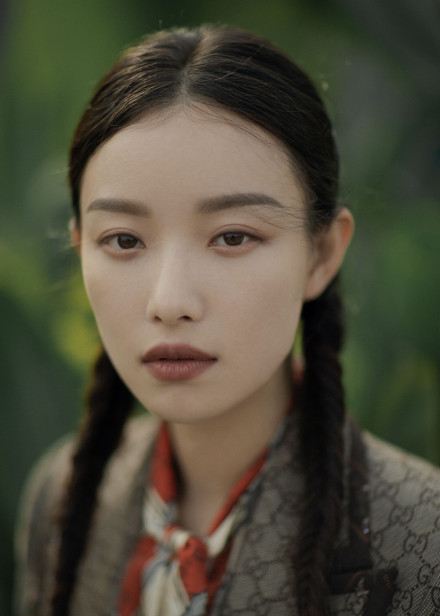 长发披肩或者是一头温婉高级的盘发是都是在倪妮身上看到最多的发型
