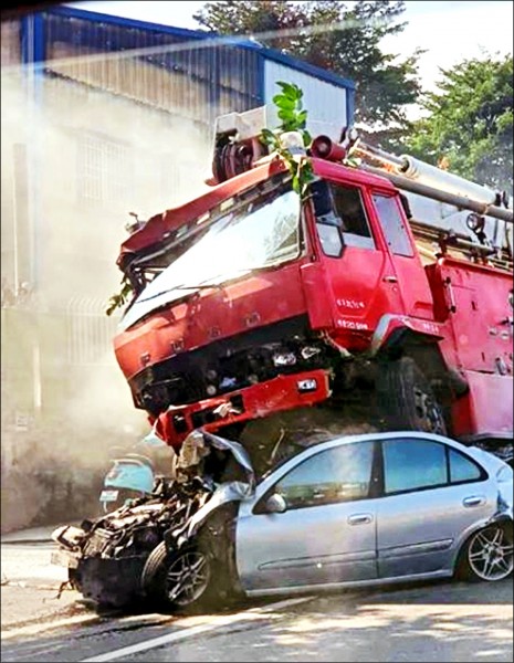 台湾一消防车刹车失灵连撞9车 司机恐赔60多万