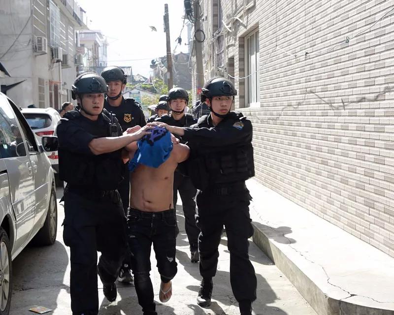 浙江一警察被嫌疑人驾车撞伤牺牲 嫌犯已被抓获