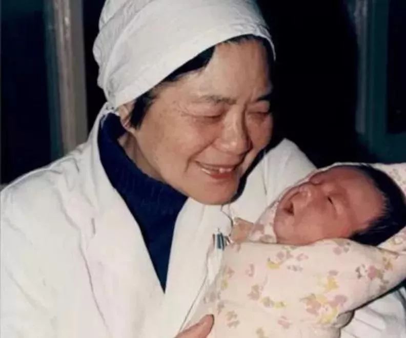 曾经被当做异类 中国最早的试管婴儿三十岁了