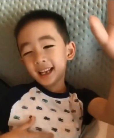Jasper唱爸爸陈小春的歌 应采儿吐槽：唱的没你爸好