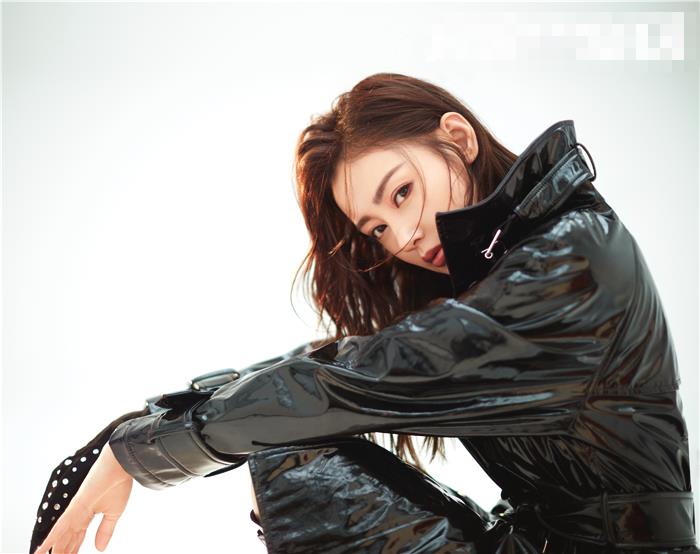 张天爱初冬时尚封面曝光 诠释酷女孩的快意人生