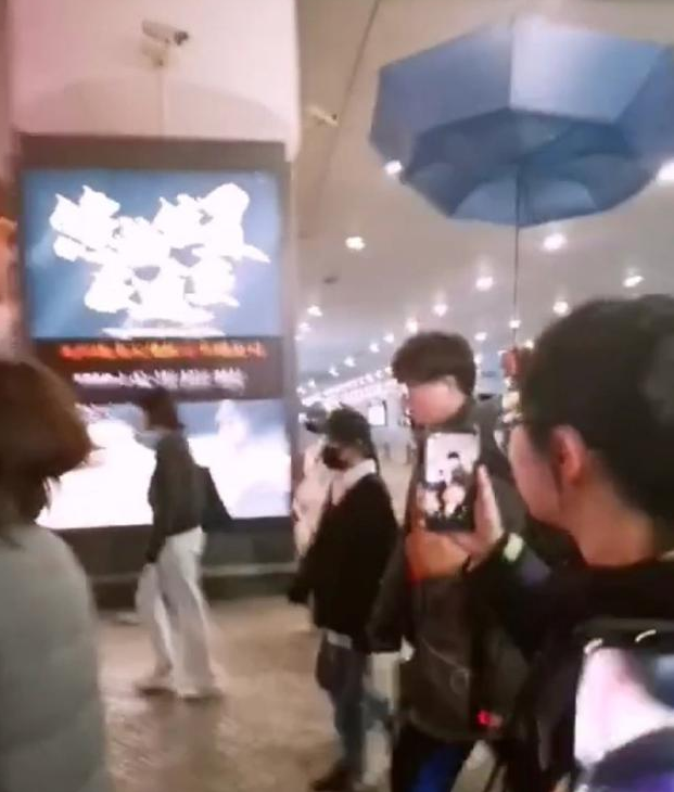 工作人员为毛不易打伞 雨伞翘上天秒变华盖惹人笑