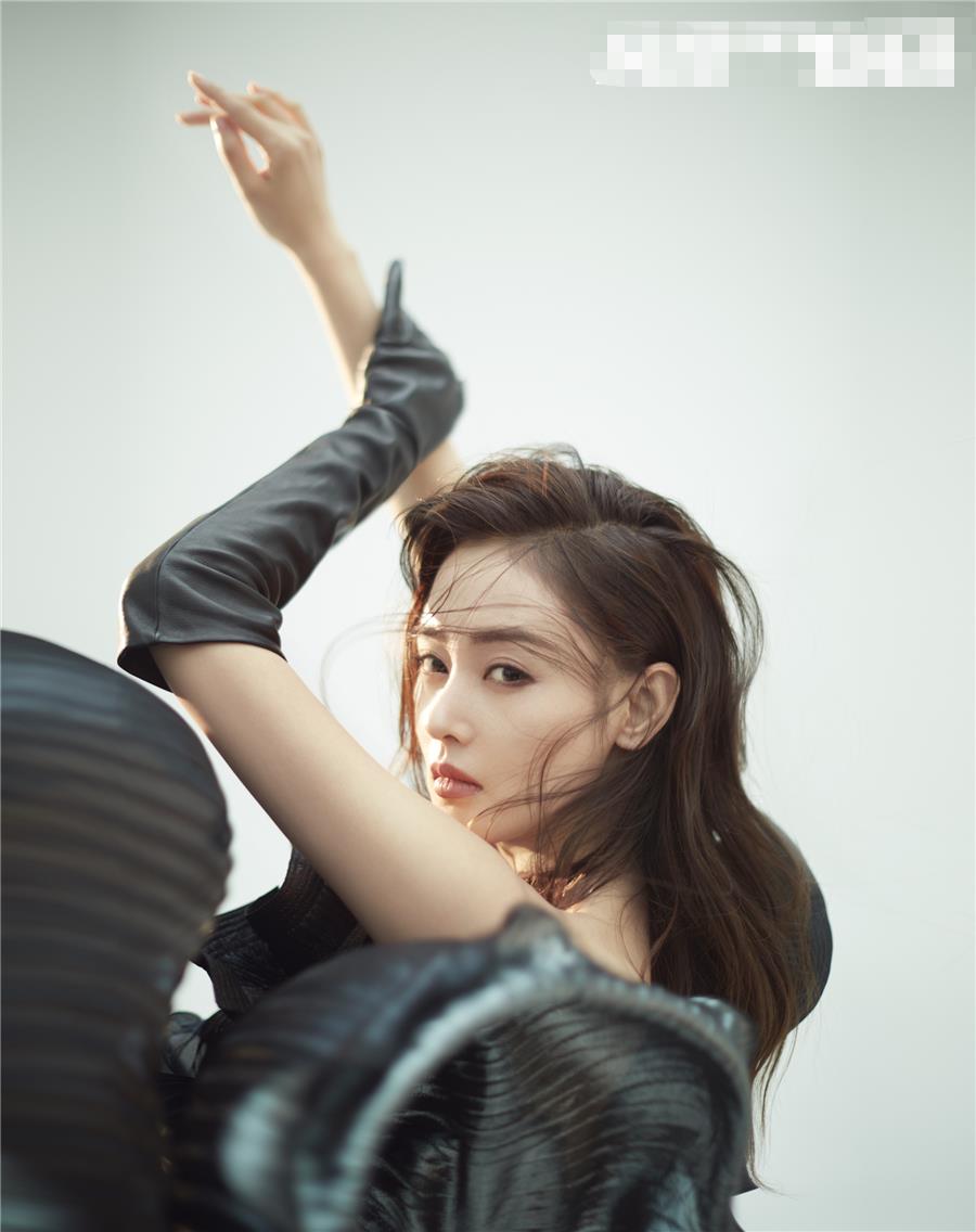 张天爱初冬时尚封面曝光 诠释酷女孩的快意人生