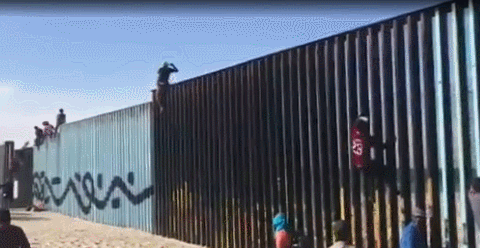 移民抵达美国边境后翻墙入境 美军称不知所措