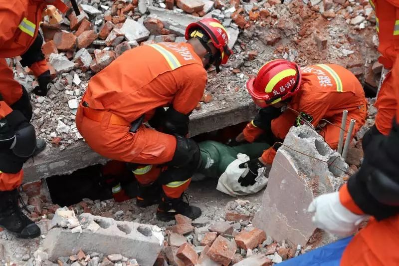 排爆机器人、两栖登陆船，这个大国情怀的节目太硬了