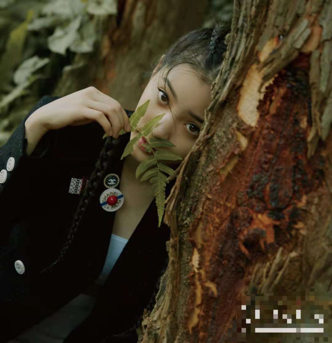 欧阳娜娜封面大片诠释青春 乖巧搞怪都是最好的自己