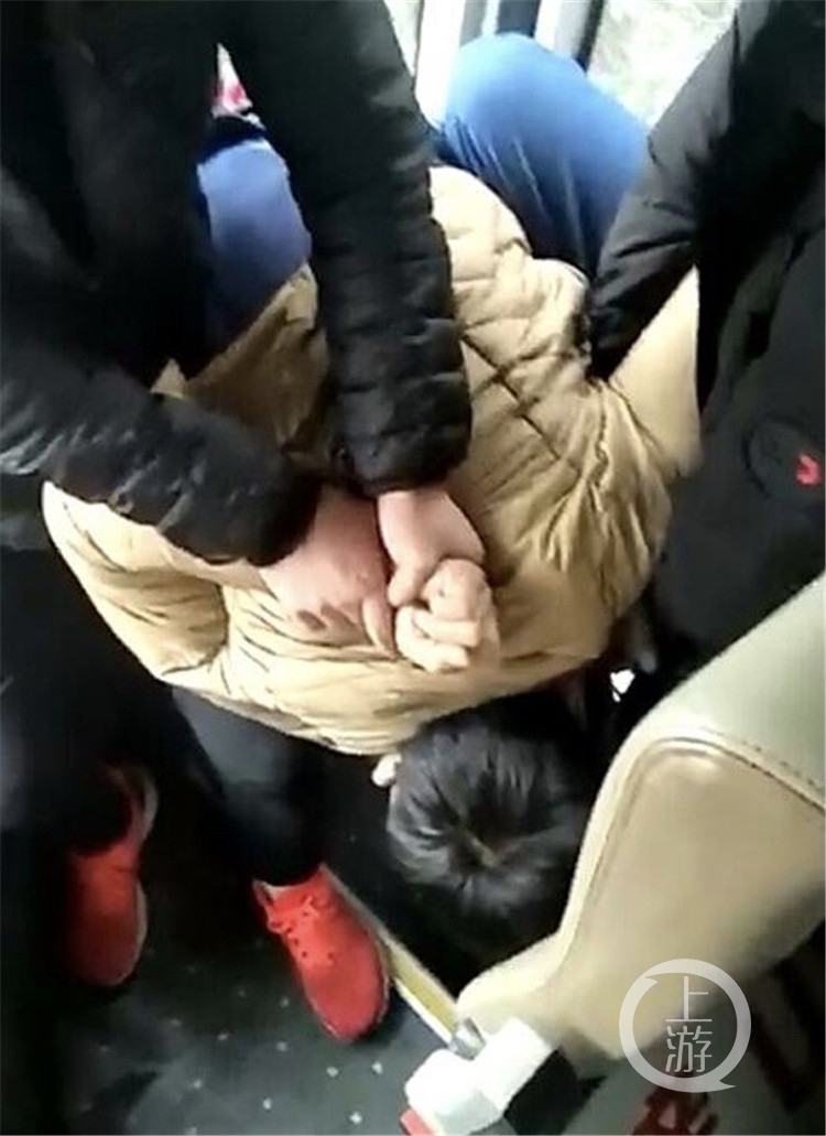 重庆男子高速路上抢夺司机方向盘 被4名乘客死死摁住