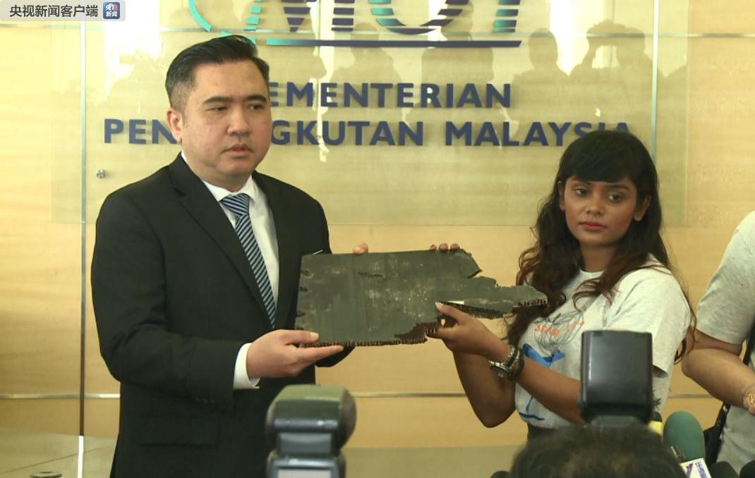 MH370乘客家属向马来西亚交通部移交五块疑似碎片