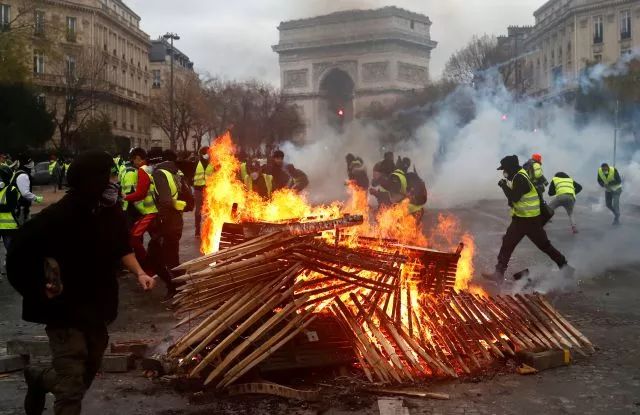 香奈儿等商店被砸 巴黎发生50年来罕见骚乱