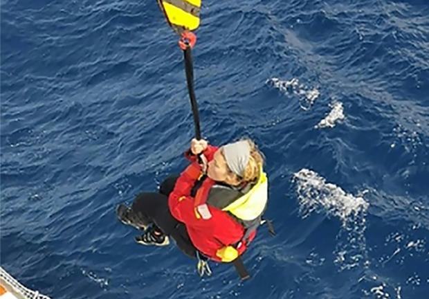 英国女帆船手海上受困50多个小时 被中国货轮解救