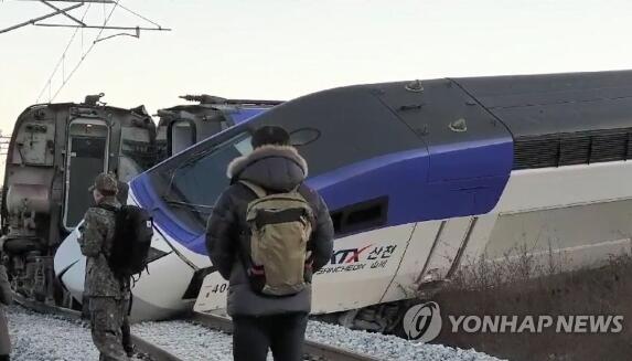 韩国载198人高铁发车5分钟后脱轨 14人受伤