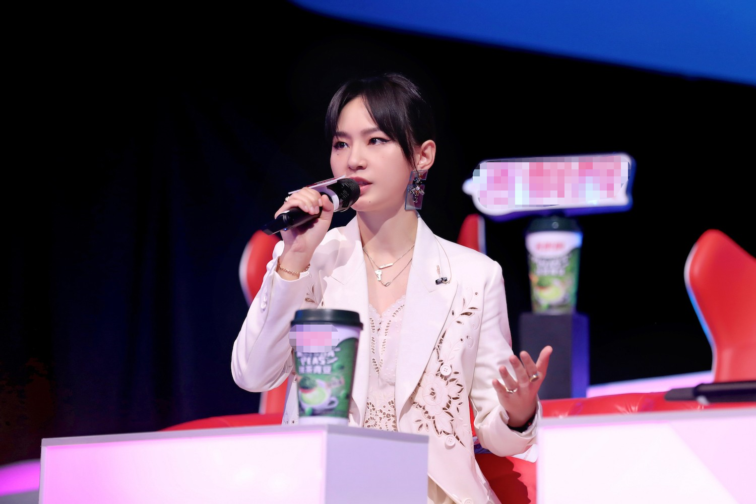 下一站传奇周笔畅现场应援上演反差萌