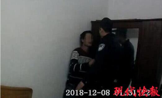 女子遭家暴报警 警察上门被其丈夫持菜刀追砍