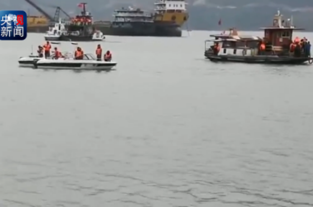重庆一货船在长江水域侧翻 ：1人遇难 4人正在搜救中