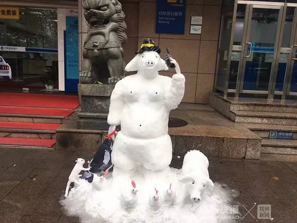 杭州一保安连年堆雪人出名，曾被博物馆请去教泥塑
