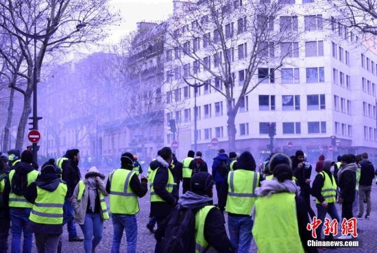 法国“黄背心”示威：逾13万人上街 总统将响应诉求