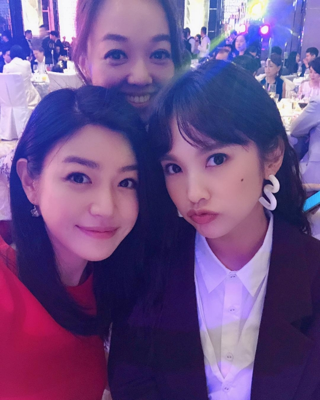 阿娇婚礼陈妍希杨丞琳惊喜现身 同框合照冻龄满分