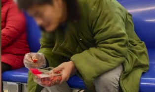 北京地铁吃小龙虾男子被行拘：心情不好想恶心别人