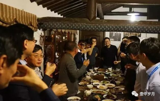 用酒把美女灌吐2