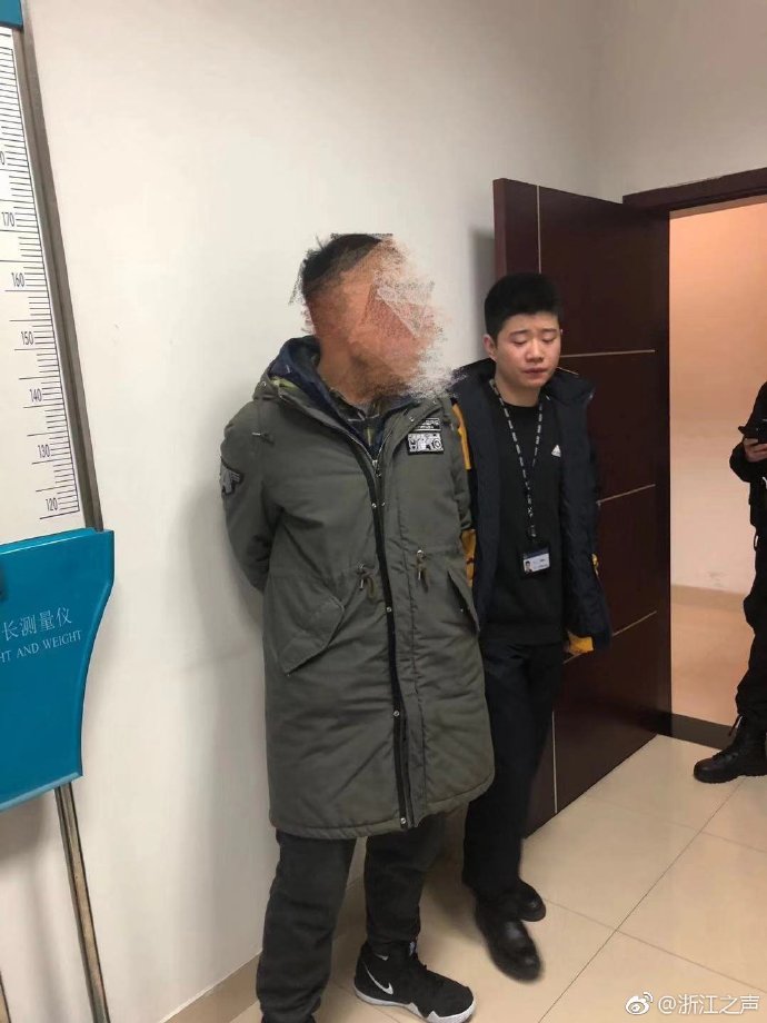 “20年后拦路扇老师耳光”男子在杭州东站被抓