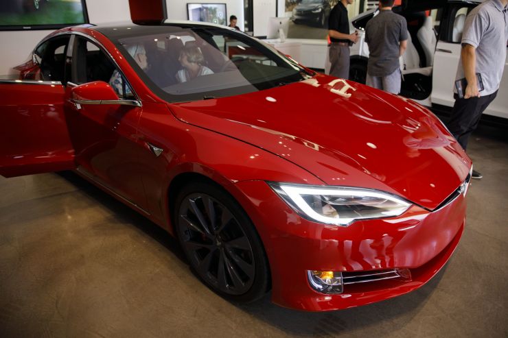 Model S在停车场起火 特斯拉称正在调查