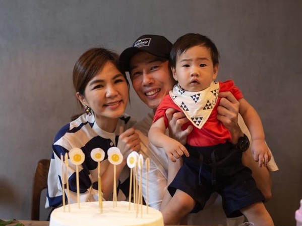 Ella晒老公和儿子睡姿同步照 笑称:小孩真的不能偷生