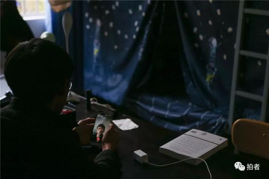 △&nbsp;2018年12月19日，禄劝一中，高三文科培优班的李维国坐在寝室里给她妈妈打视频电话，