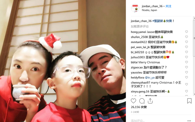 陈小春晒一家三口全家福 穿红色系上衣头靠头画面温馨