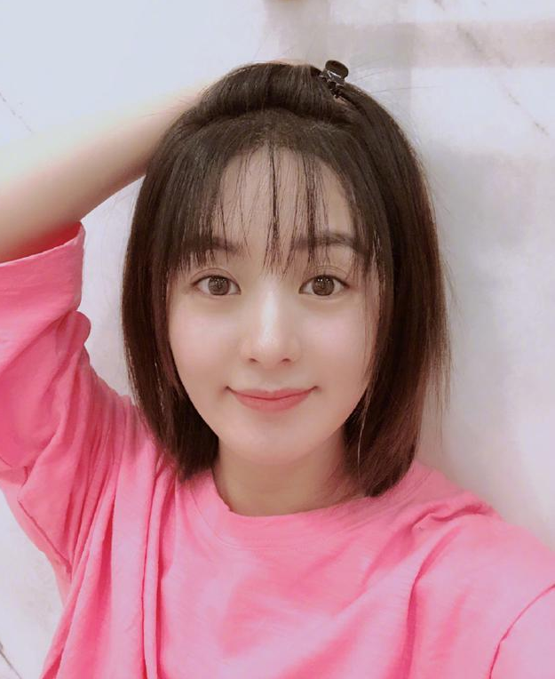 赵丽颖圣诞节谈新剧心得 晒自拍皮肤水嫩心情好