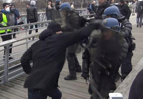 法国“黄背心”抗议超千人获罪 前拳王向警方自首