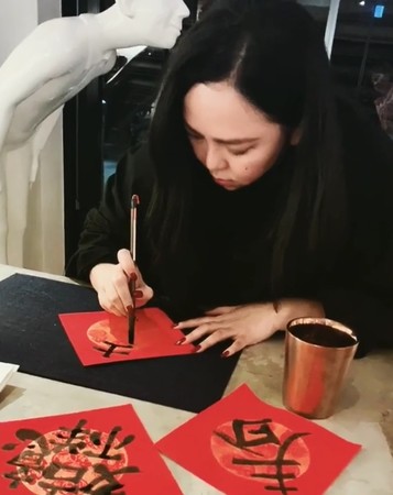张惠妹写春联修身养性 年终准备巨额红包犒赏员工