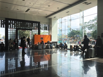 富士康深圳龙华科技园附近劳务中介的招工现场。