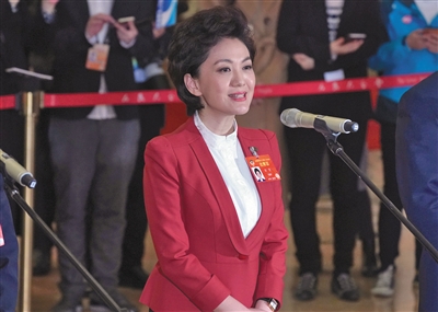 首场委员通道开启5G、玉兔号被“点题”