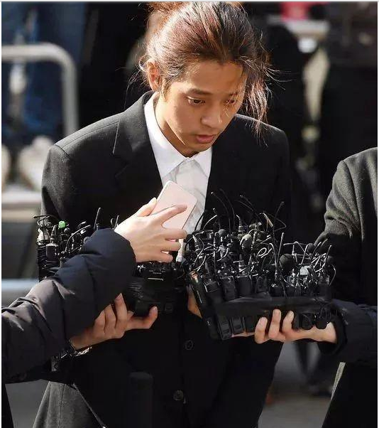胜利现身警局接受调查 面对镜头向大众鞠躬道歉