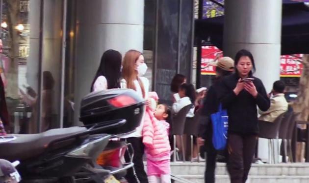 李小璐带女儿逛街 甜馨身穿粉色套装活泼可爱
