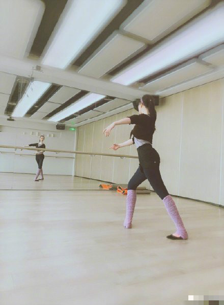 刘亦菲晒练习芭蕾舞照片 穿练功服身段优美