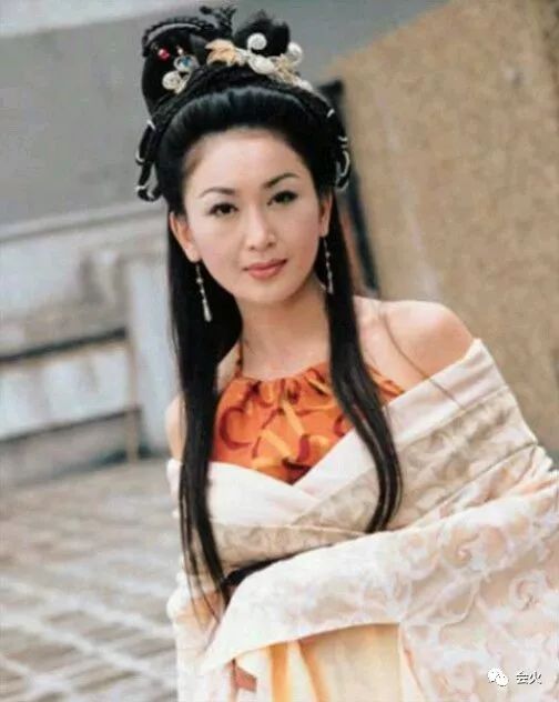 她没能把脱掉的衣服一件件穿回，却也成了人生赢家
