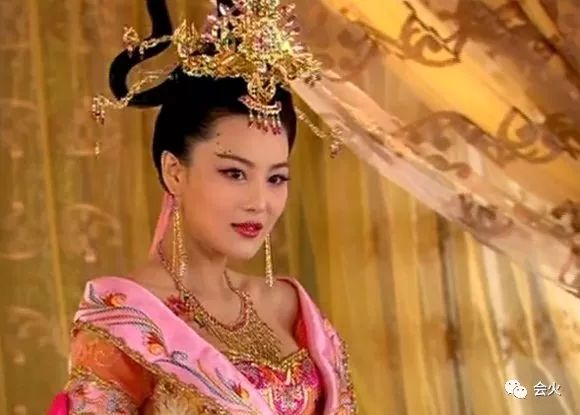 她没能把脱掉的衣服一件件穿回，却也成了人生赢家