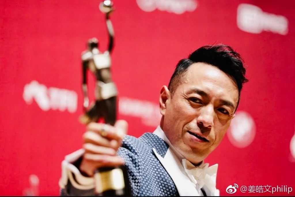 经历爸爸抛家弃子、妈妈去世，这位金牌绿叶熬了33年终于苦尽甘来