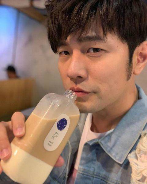 奶茶爱好者已上线！周杰伦晒买奶茶视频：喝完去彩排
